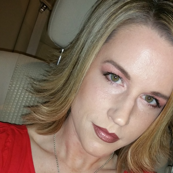 Meet your Posh Ambassador, Lindsie - Picture 3 of 3